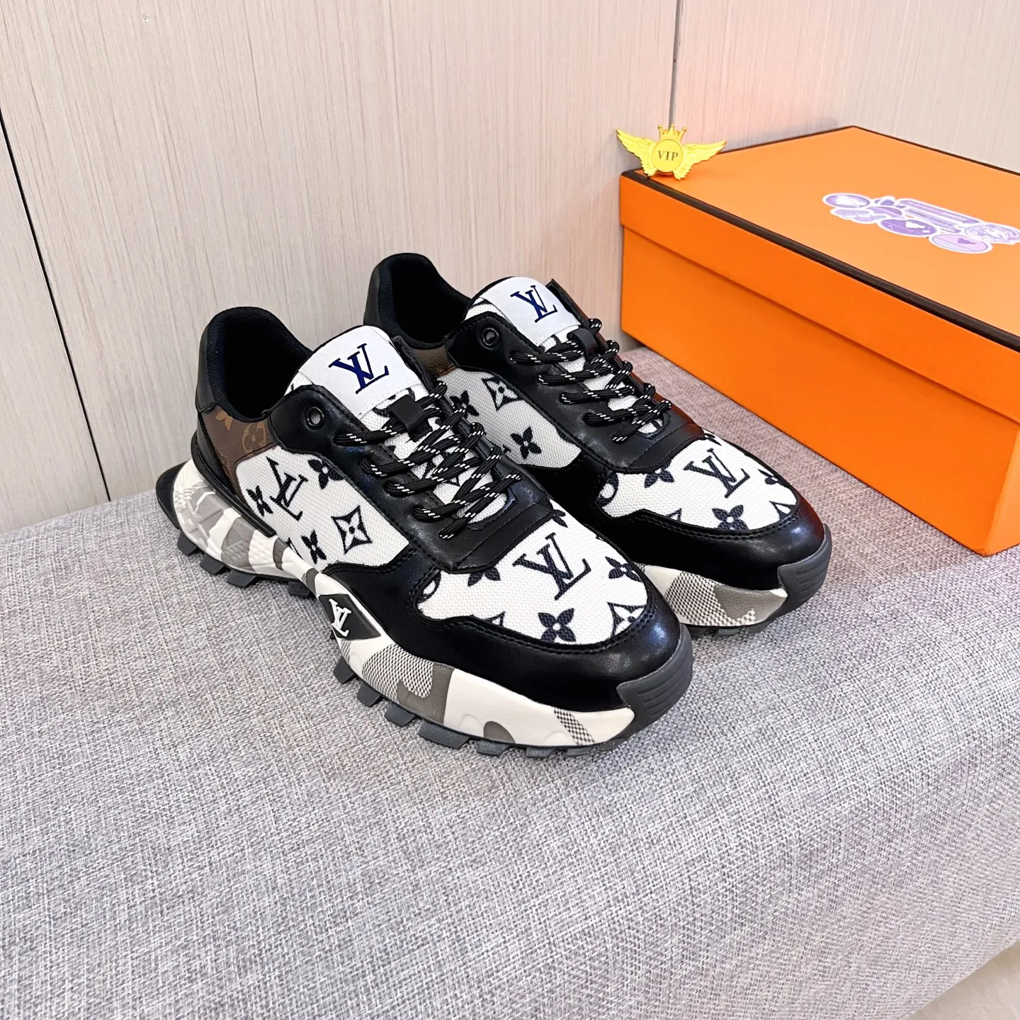 Men's shoes💰 460💰[LV]🔥Louis Vuitton, high-end men's shoes brand, official website 1:1 latest masterpiece: the upper is made of Italian imported first-layer cowhide with a comfortable and breathable lining➕original non-slip and wear-resistant outsole🔥, making walking more convenient and comfortable! An exclusive new model, a stunning work, a beautiful 1:1 replica [color] compared to the official quality! Create a fashionable personality to set off your uniqueness! A must-have for trendy men! Classic 🔥 Size: 38-44 Color: 🔥 2 colors available 🔥.